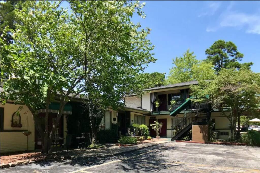 Jacuzzi Suite 204 - Tradewinds Eureka Springs Exterior photo